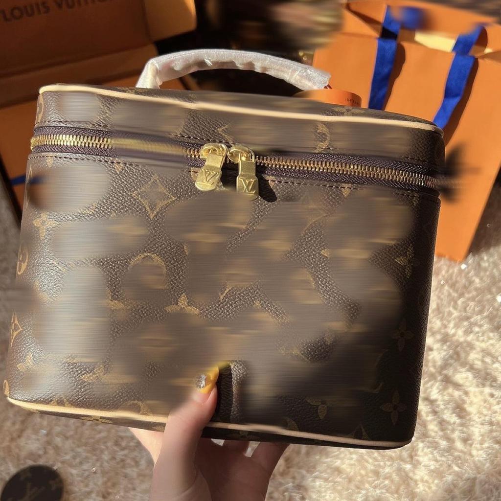 Sminkväska för kvinnor i äkta läder med stor kapacitet, crossbody-axelväska med presentförpackning