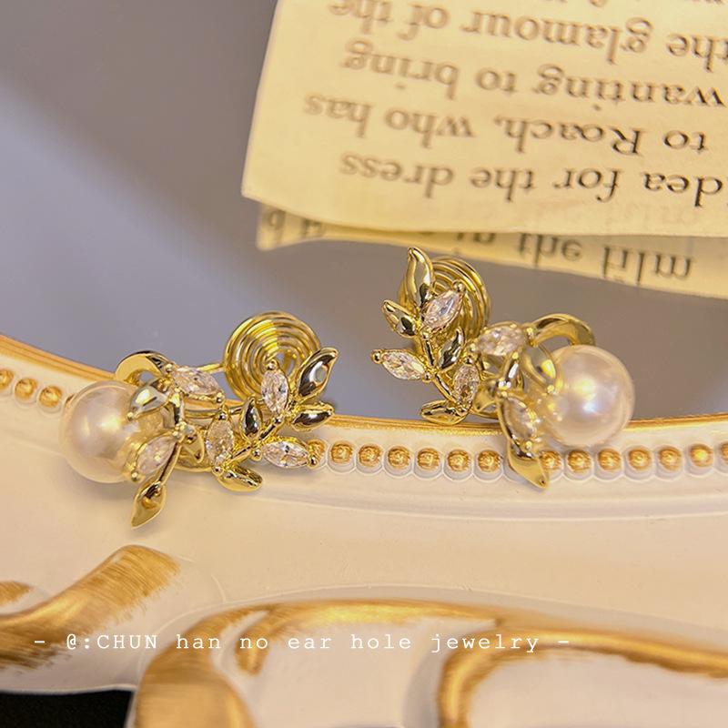 

Slightly inlaid exquisite leaf earrings,women s ins versatile temperament earrings, light luxury without ear holes, unique mosquito coil disc earrings