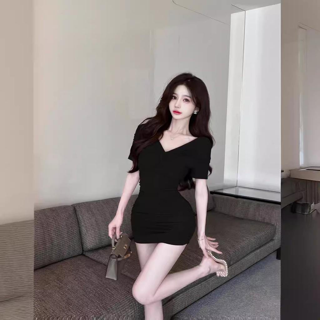Summer Korean version of the new female technician overalls kink decorative low-cut pleated tight hip dress