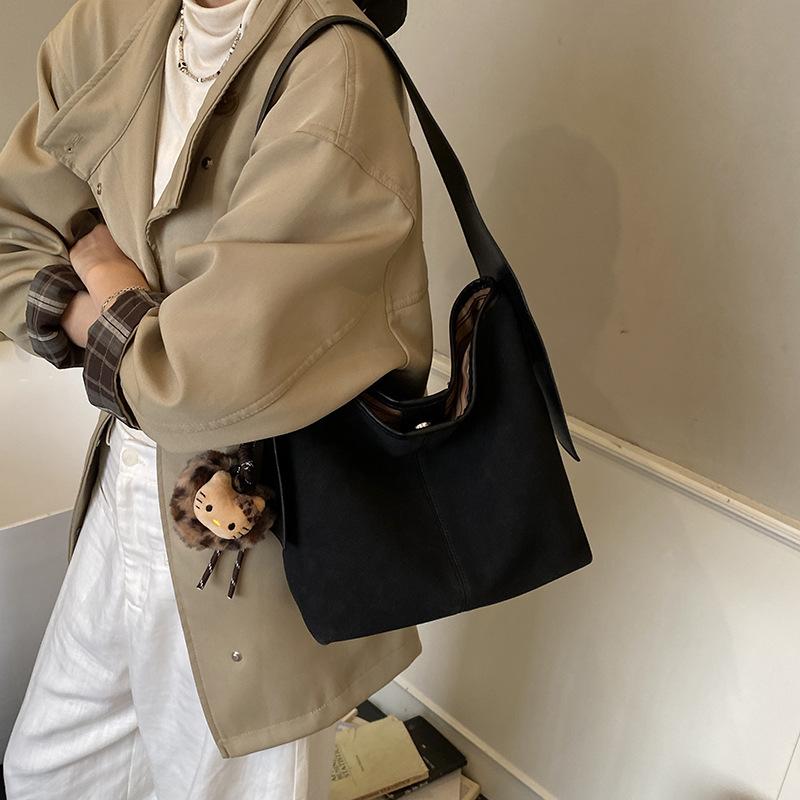 Commuter retro matte bag women's 2025 new pendant versatile tote bag fashion shoulder underarm bucket bag
