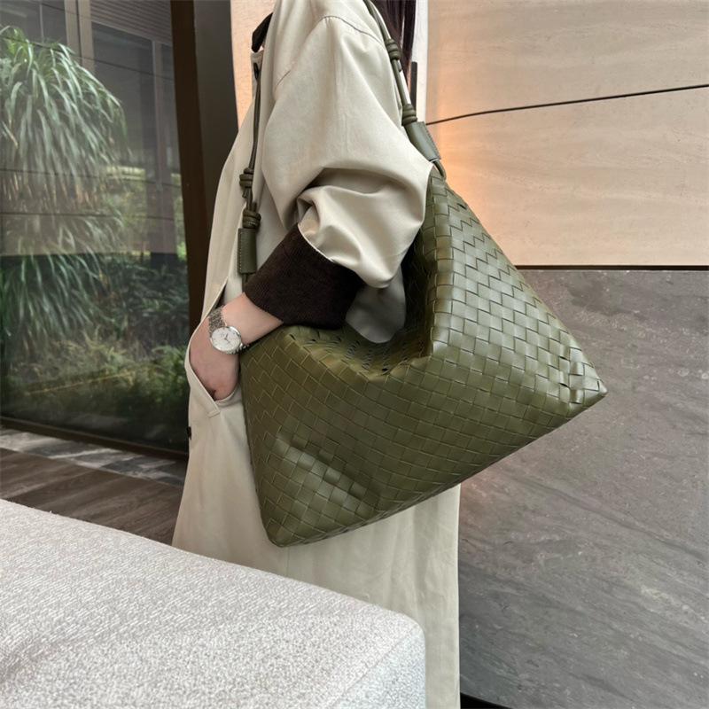 Pure hand-woven large-capacity tote armpit bag, new fashionable commuting versatile bucket oblique span bag, premium women's bag
