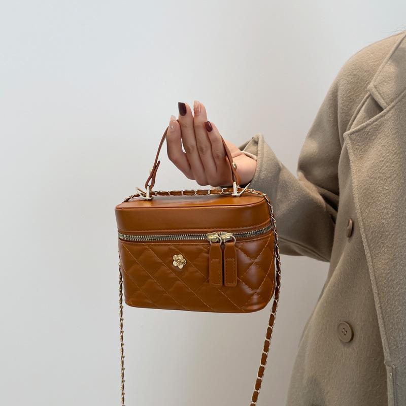 2025 new simple and versatile fashion casual handbag ins style trend autumn and winter niche design messenger bag