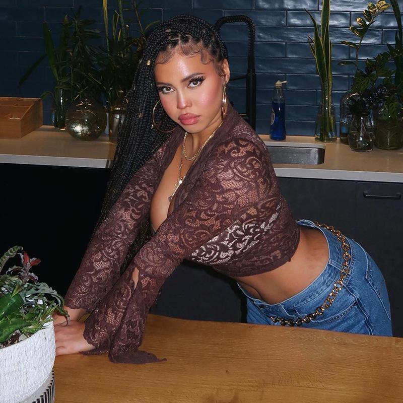 Letnia seksowna, dopasowana koronkowa bluzka z dekoltem w serek i rozszerzanymi rękawami