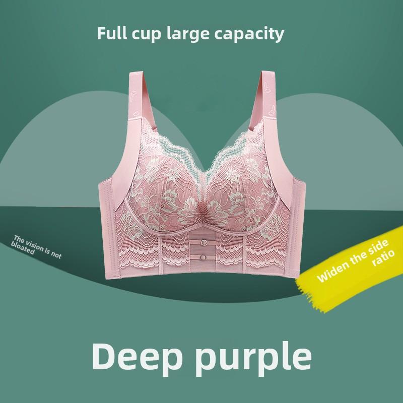

Женщины с большим размером, отрегулированные большие груди, показывают маленькую коллекцию сексуального кружева с полными чашками, пара бюстгальтеров для груди 52/120E темно-фиолетового