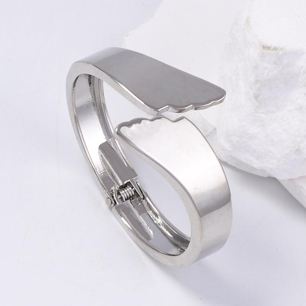 European and American Fashion Simple Light Luxury Design Sense Electroplating Alloy Smooth Surface Opening Asymmetric Spring Bracelet Women