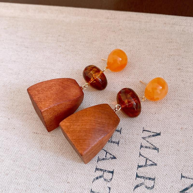 

Silver needle wooden bead oval pendant earrings Maillard retro personality temperament earrings niche fashion versatile earrings