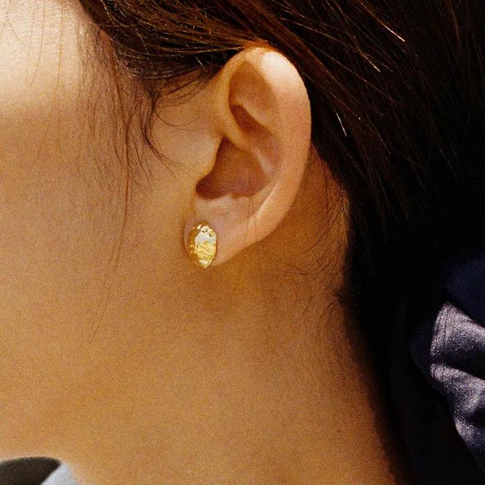 The Unwounded Shell Earring, Gold