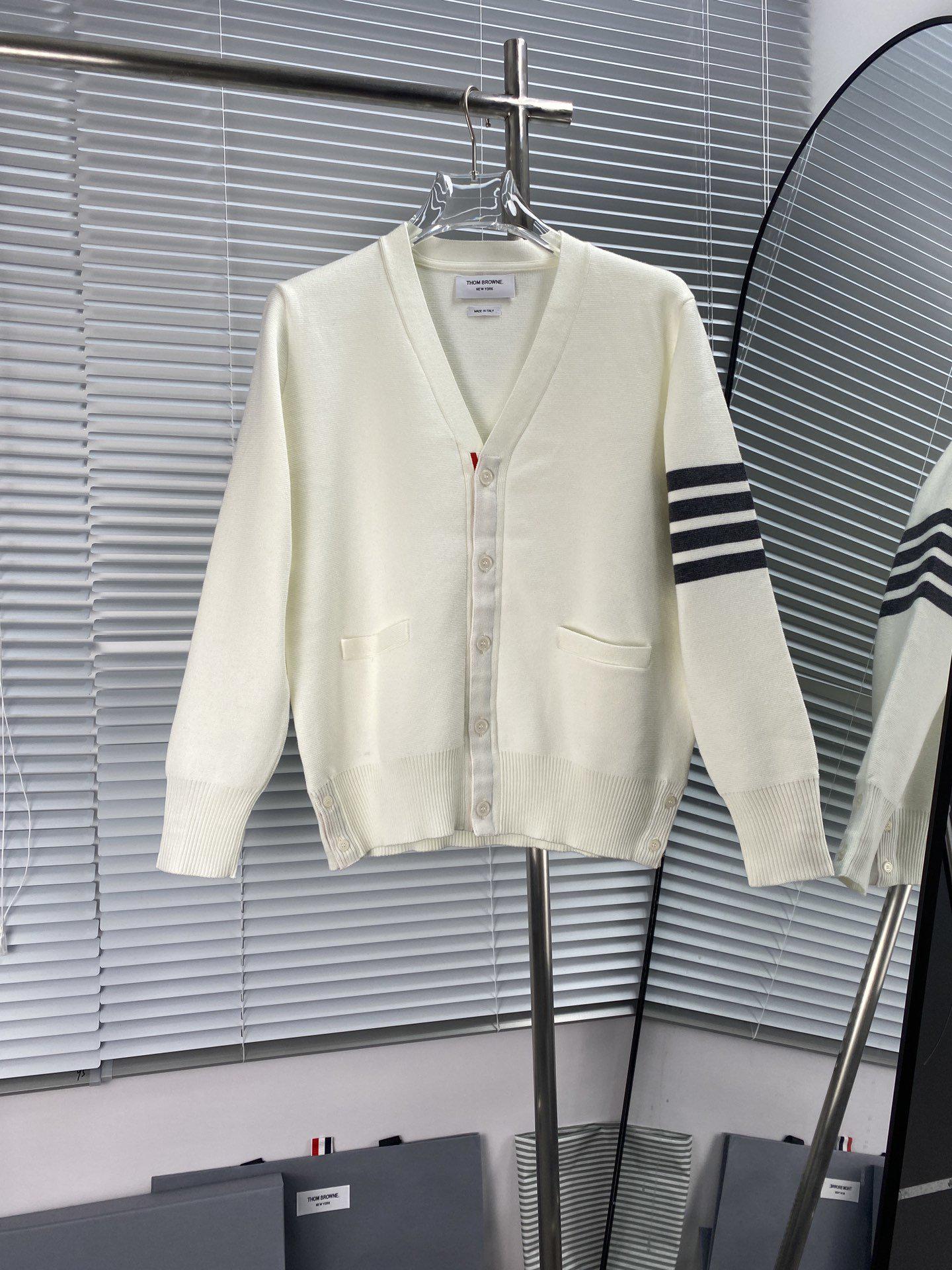 

High Version Macaron V-neck Wool Cardigan with Four-Bar Sleeve for Unisex XL