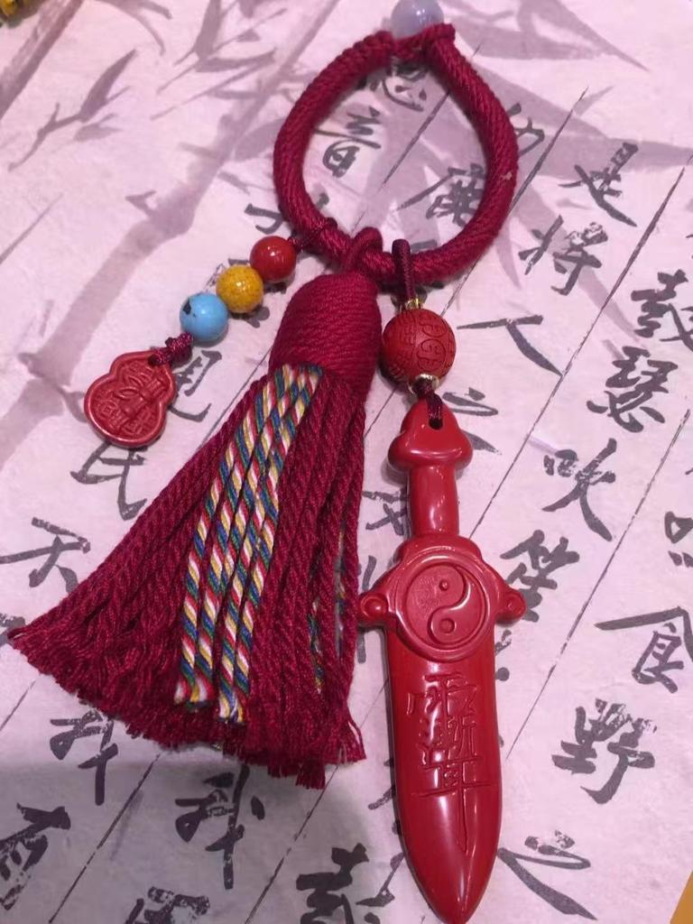 Authentischer Roter Sand Pixiu Drache & Phönix Anhänger: Sieben-Sterne-Schwert Kürbis Stil Auto- & Taschenhänge-Deko