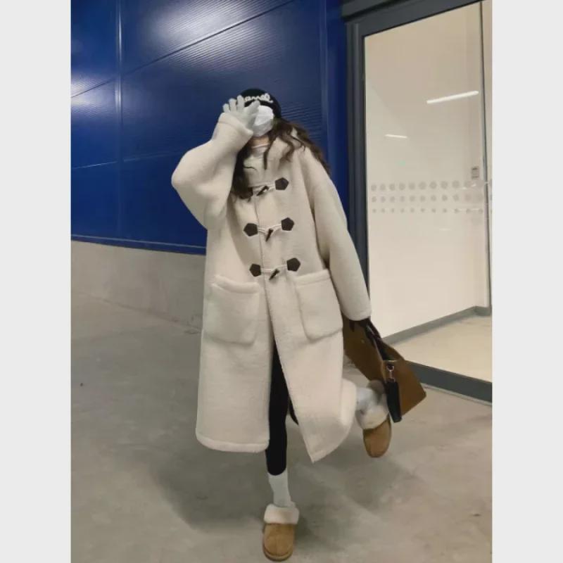 Dámský vlněný bavlněný kabát nad koleno s kapucí a přezkou z jehněčí kůže