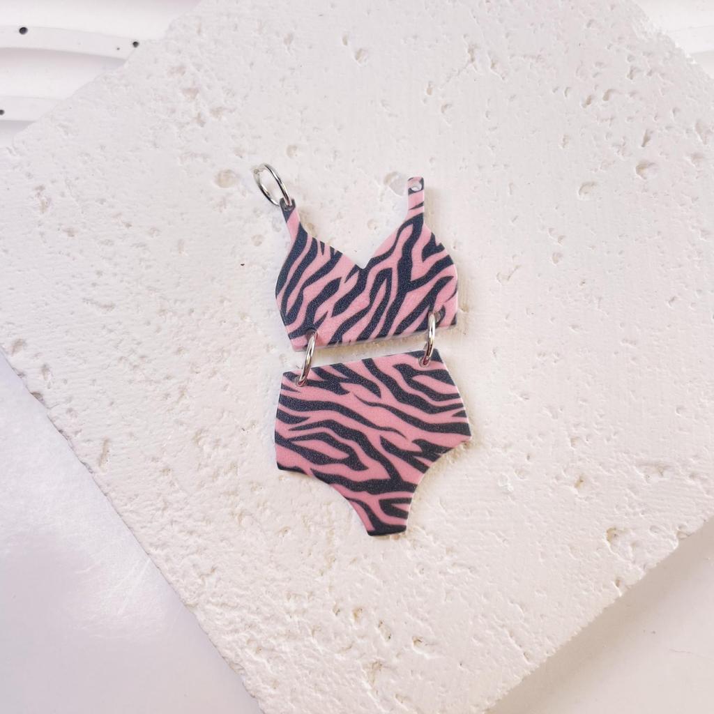 Leopardenmuster Acryl Badehose mit kleinem Anhänger und Hängeohrringen - Europäischer & Amerikanischer DIY Modeschmuck