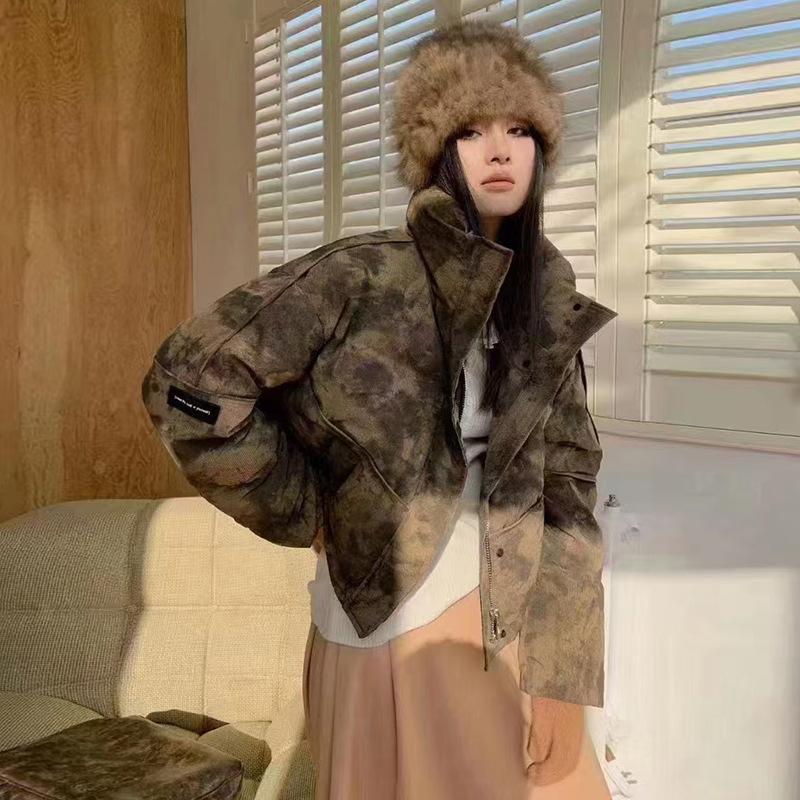 

Камуфляжный пуховик женский короткий 2025 зимняя мода дизайн со стойкой воротником кожаная пряжка утолщенная куртка-маленький хлебец тренд One size