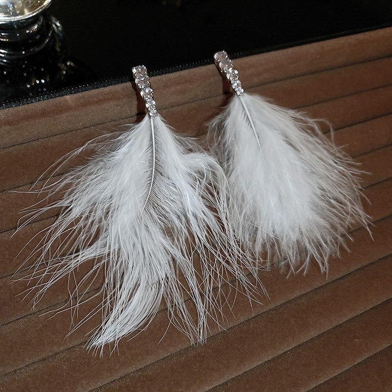 

Silver needle zircon feather fringed fashion earrings autumn and winter new temperament earrings fashion design sense versatile earrings women