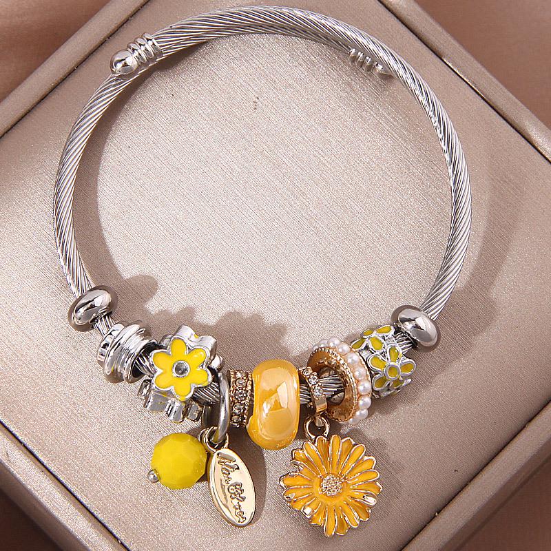 Stylish Daisy Pendant Multi-Element Bracelet жёлтый