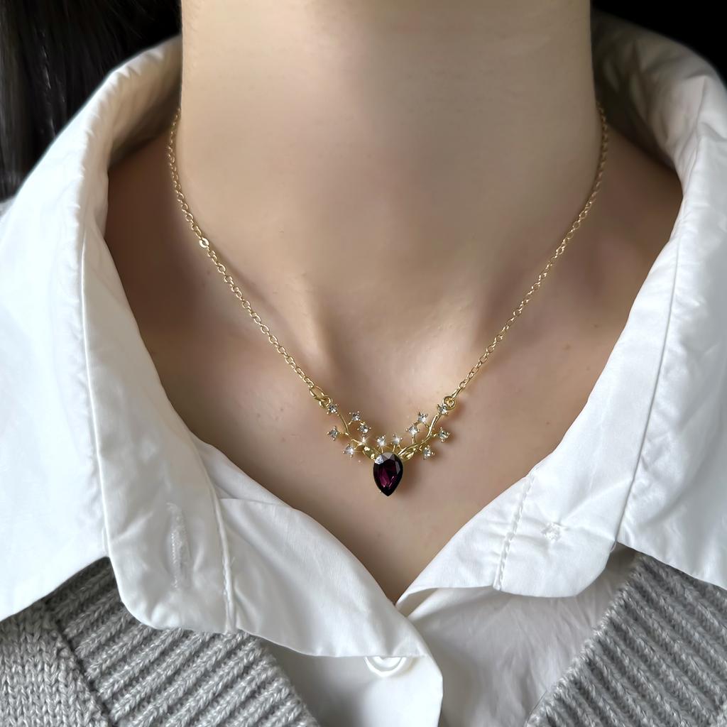 Sparkling Deer Pendant Necklace for Women Blue Crystal Small Moose Choker Chain Link Chain Fashion Jewelry Gift for Girlfriend