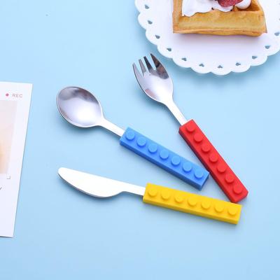 Kindergeschirrset aus Edelstahl: Silikonlöffel, Babyblockmesser, Gabel & Löffel (3-teilig)