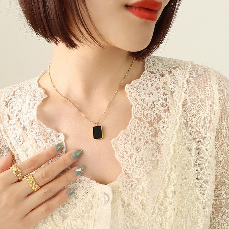 European Retro Black Shell Pendant Necklace, 18K Gold-Plated Titanium Steel Clavicle Chain (P528)