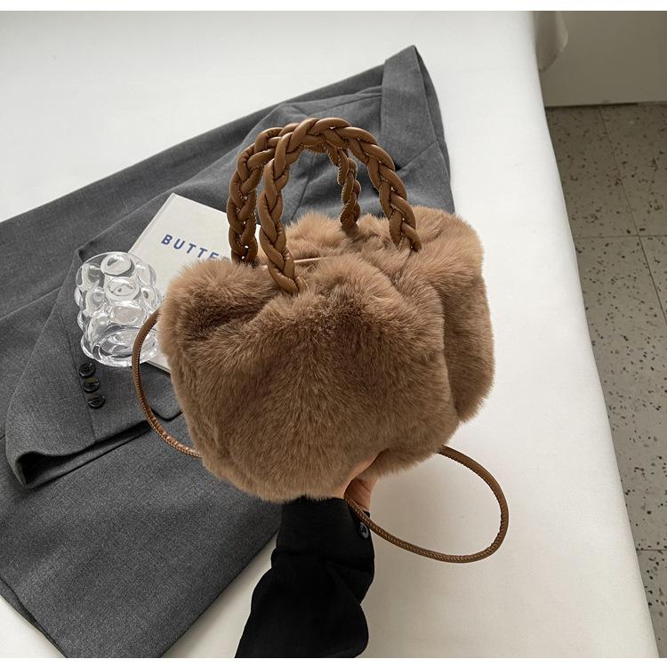 

Сумка-клатч женская осенне-зимняя новая 2025 плиссированная сумка-облако премиальная плюшевая сумка на плечо/кроссбоди коричневый