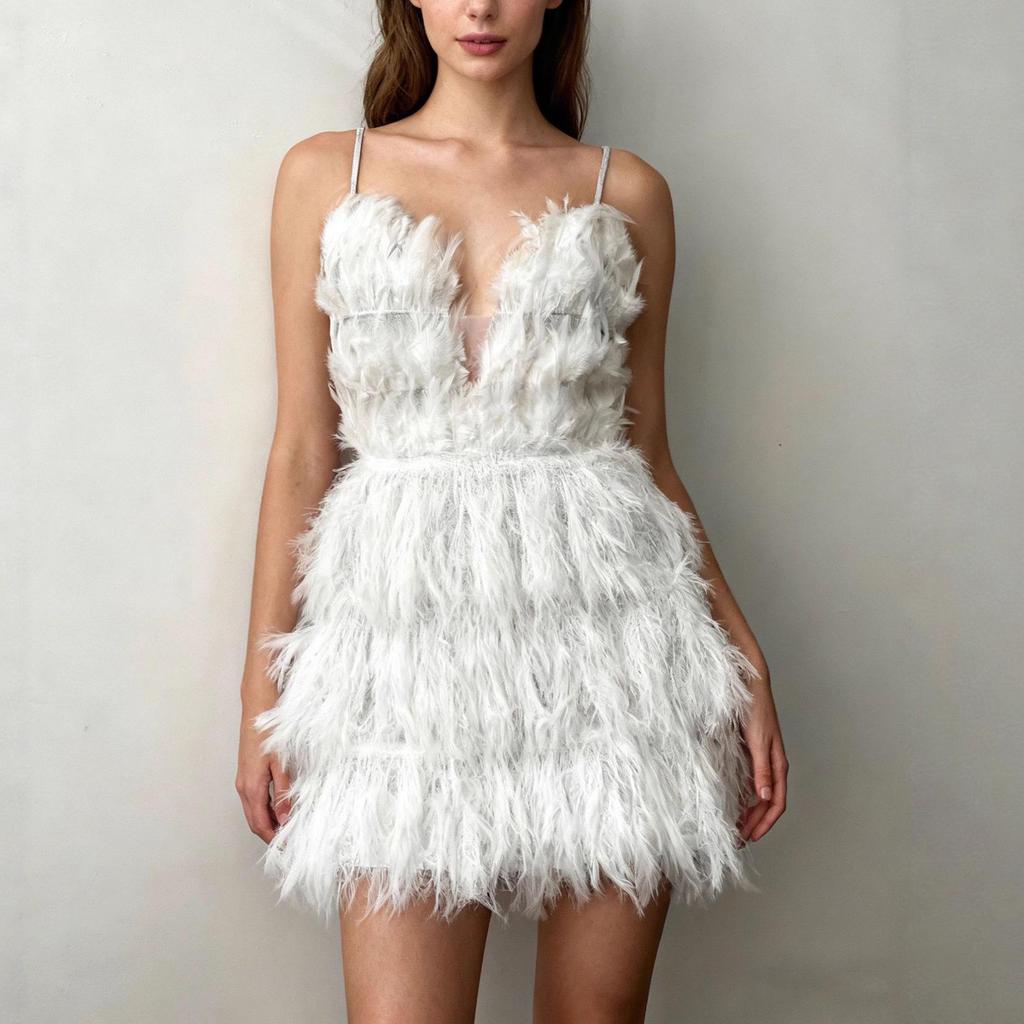 Sexy Mini-Kleid mit tiefem V-Ausschnitt, Spaghettiträgern und Patchwork aus weißen Federn