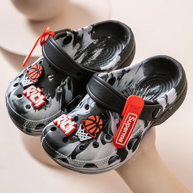 Summer children's slippers cool slippers boys and girls bathroom non-slip baby hole shoes children cute cartoon