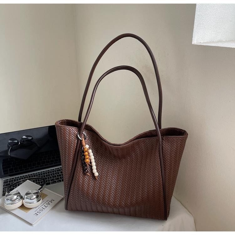 Tote bag women 2025 new fashion retro lazy wind large capacity shoulder bag high sense commuter armpit bag