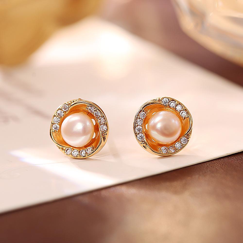 Boucles d'oreilles Puces Fleur en Perle d'eau Douce et Zircon Style Coréen - Bijoux Exquis et Polyvalents pour Femmes