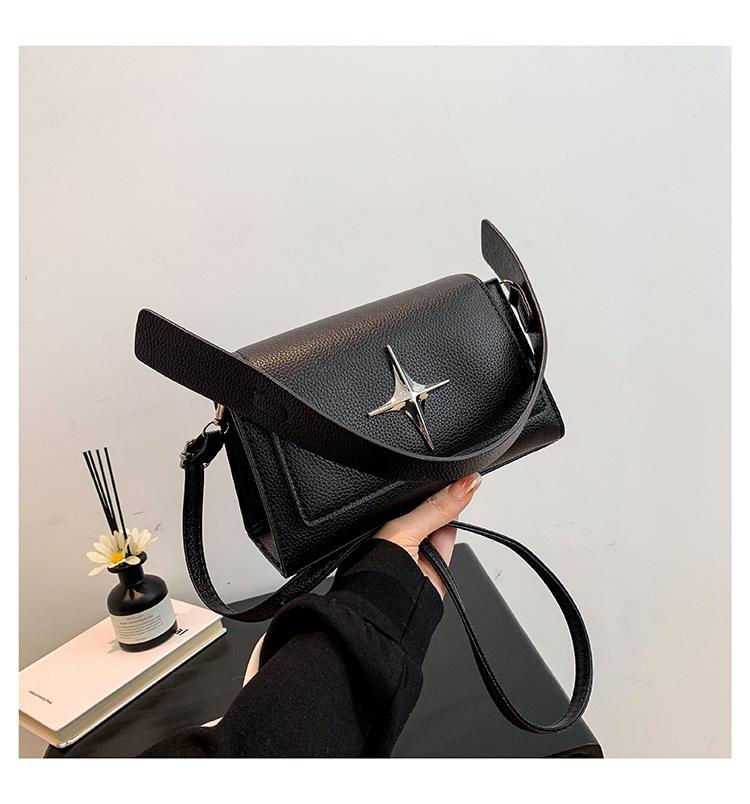 

Трендовая модная сумка на одно плечо с косым креплением, простая повседневная сумка для женщин 2024 года, зимняя новая модная портативная маленькая квадратная сумка чёрный