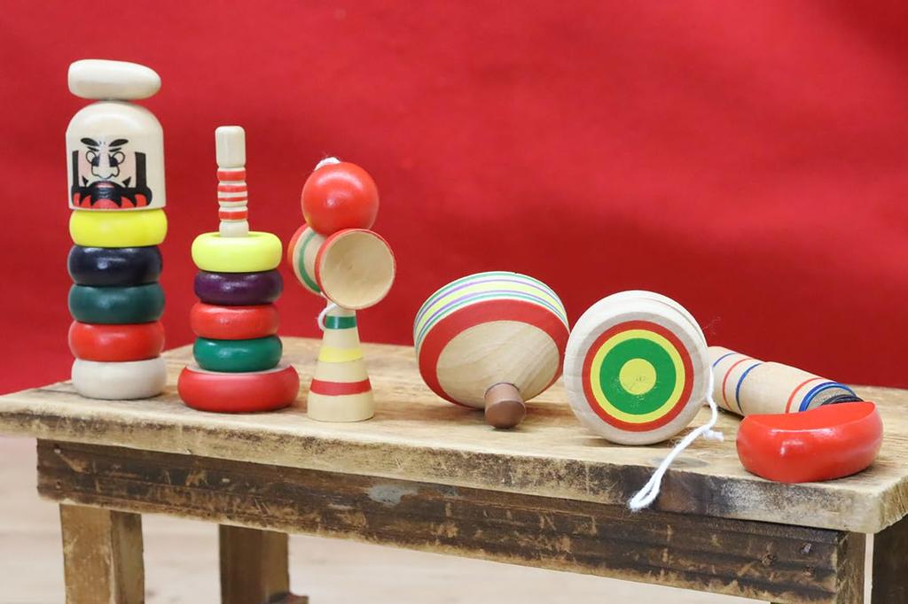 Miniatur Japanisches Traditionelles Holzspielzeug Set von je 6 Daruma Pompom und Folk Spinning (1 Wanage, Kendama, Drop, (Keinen Ton), Yo-Yo, Kreisel)