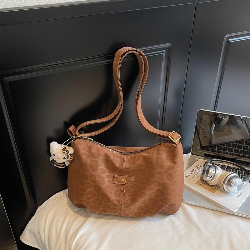 

Сумка большой вместимости женская 2025 осень новая модная нишевая в иностранном стиле на плечо сумка-мессенджер простая и модная сумка-пельмень коричневый