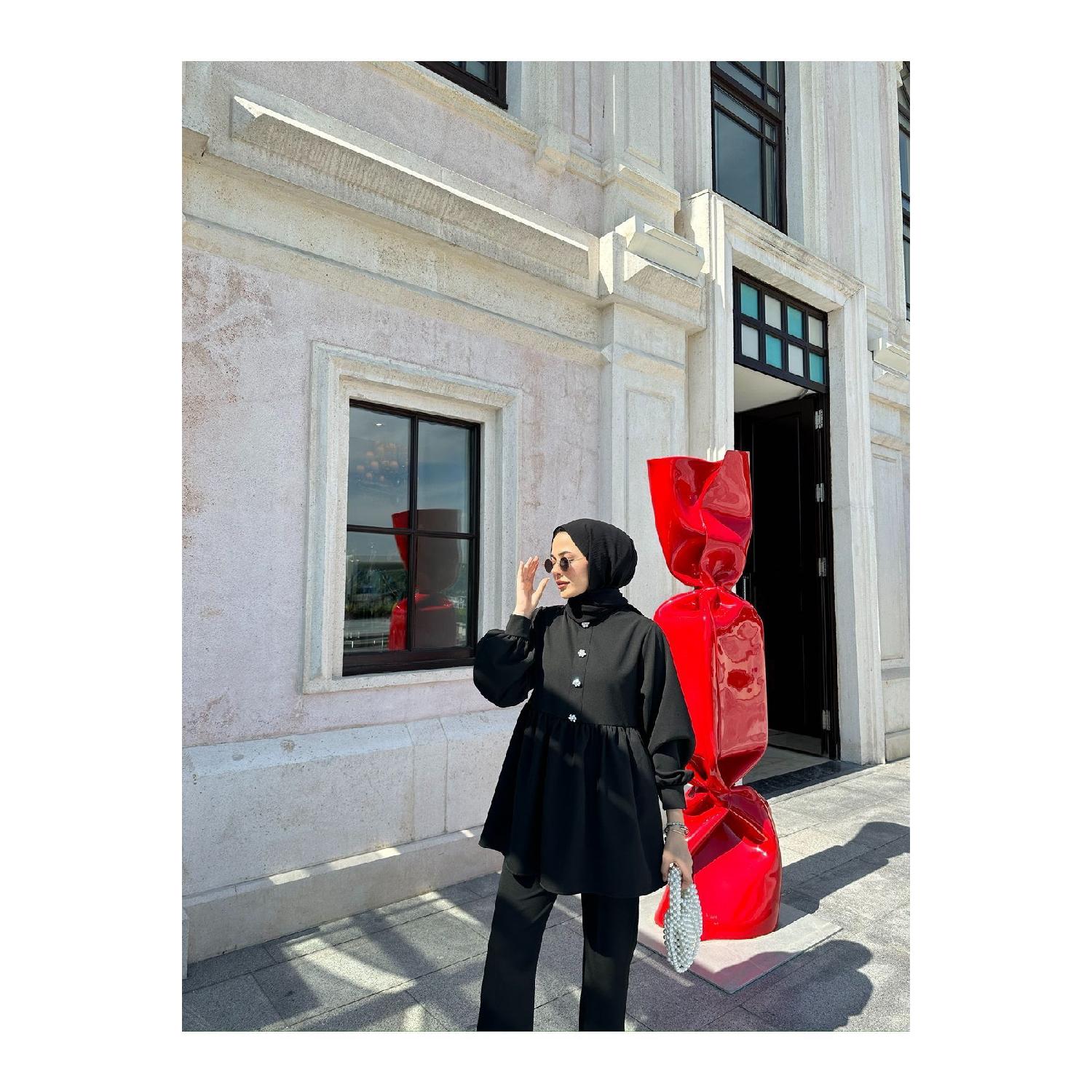 

Специальный комплект из крепа на пуговицах с камнями 36 чёрный