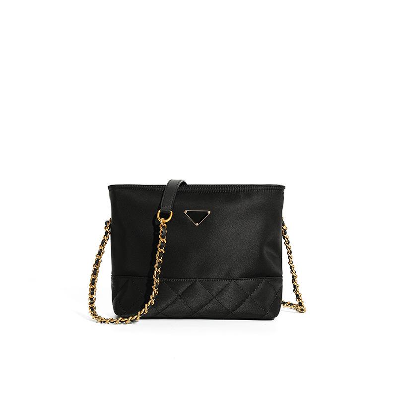 

Rhombus chain small square bag, high-end new shoulder bag, large-capacity Oxford cloth women s commuting versatile messenger bag