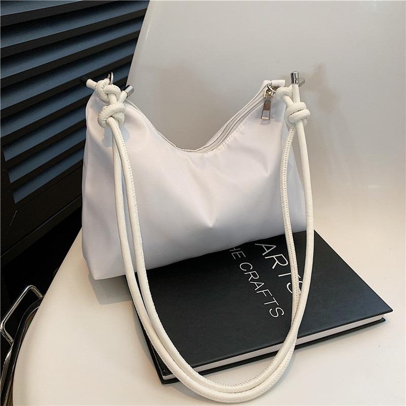 

Повседневная однотонная модная новинка 2024 года, зимняя новая простая нейлоновая сумка-багет на одно плечо под мышкой для женщин белый