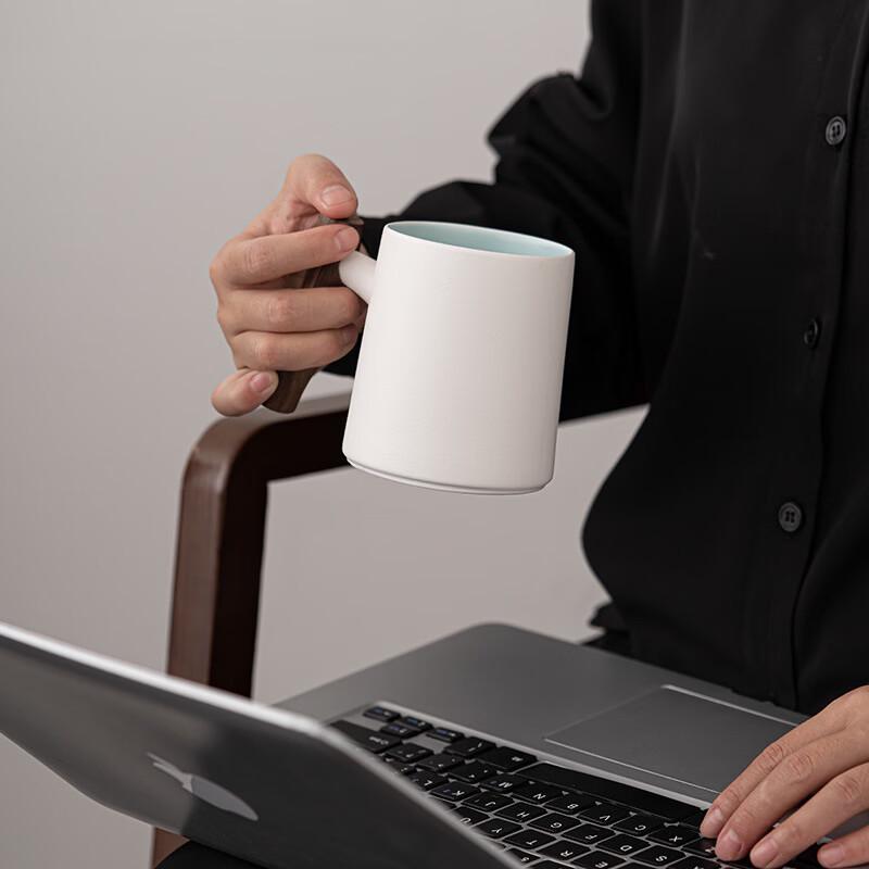 OLOEY Walnut Handle Ceramic Tea Mug