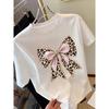 Estilo suave y salvaje Estampado de leopardo lazo rosa con adornos de pedrería camiseta de cuello redondo de manga corta para mujer Camiseta Primavera y Verano