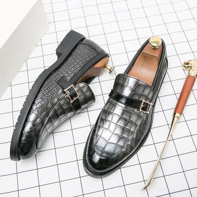 Módní italská značka Vzor krokodýlí kůže Černé kožené boty Mokasíny s přezkou Business mokasíny Silná podrážka Špičatá špička Designové boty