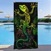 Patrón Tribal Gecko Verde Lagarto Hoja Tropical Base Negra Impresión Microfibra Secado Rápido Toalla de Playa Estilo Selva Hawaiana