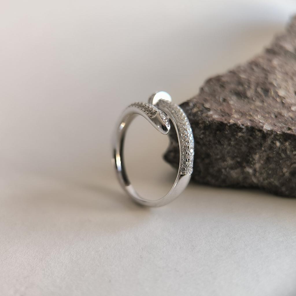 Серебряное кольцо с фианитами, вес изделия 3,6 гр (2208006)