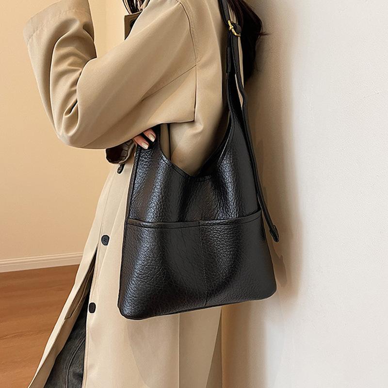 Niche Commuter Single-shoulder Underarm Large Bag for Autumn and Winter, Fashionable and Casual, with A Large Capacity