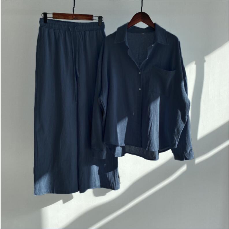Completo estivo da donna in camicetta e pantaloni casual a due pezzi