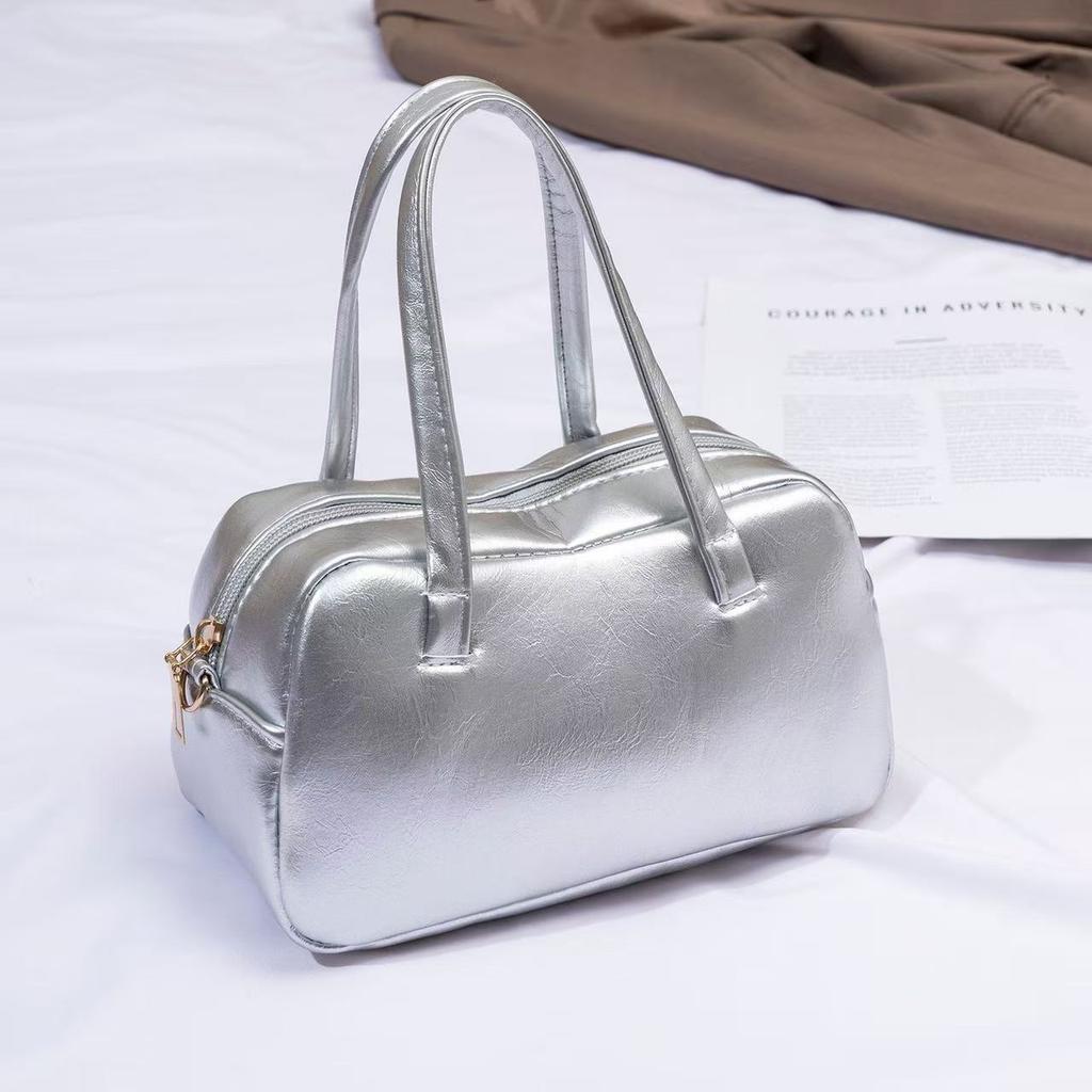 Minimalist Boston-style handbag, a simple solid-color crossbody/shoulder bag perfect for women's everyday casual wear.