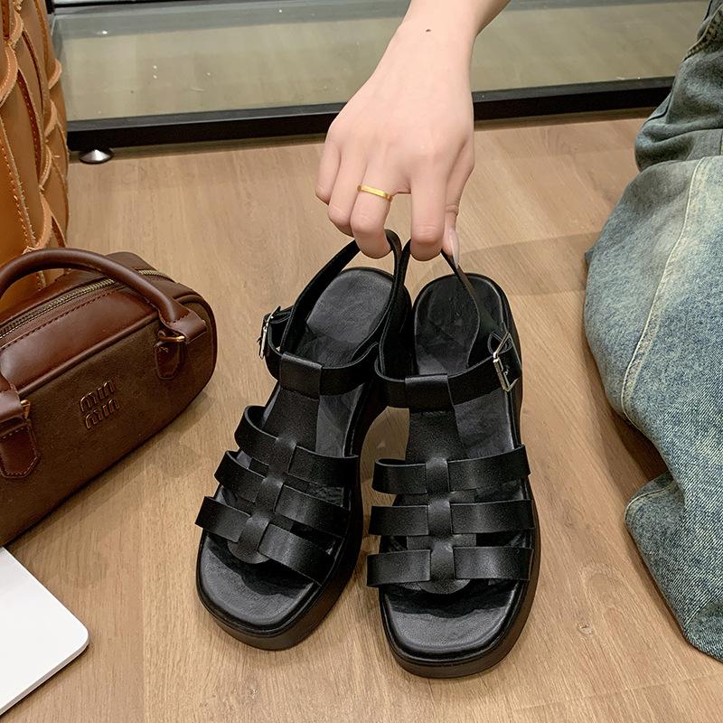

2025 летние новые римские сандалии с толстой подошвой и пряжкой в виде одного слова, женские повседневные модные женские сандалии с открытым носком 43 чёрный