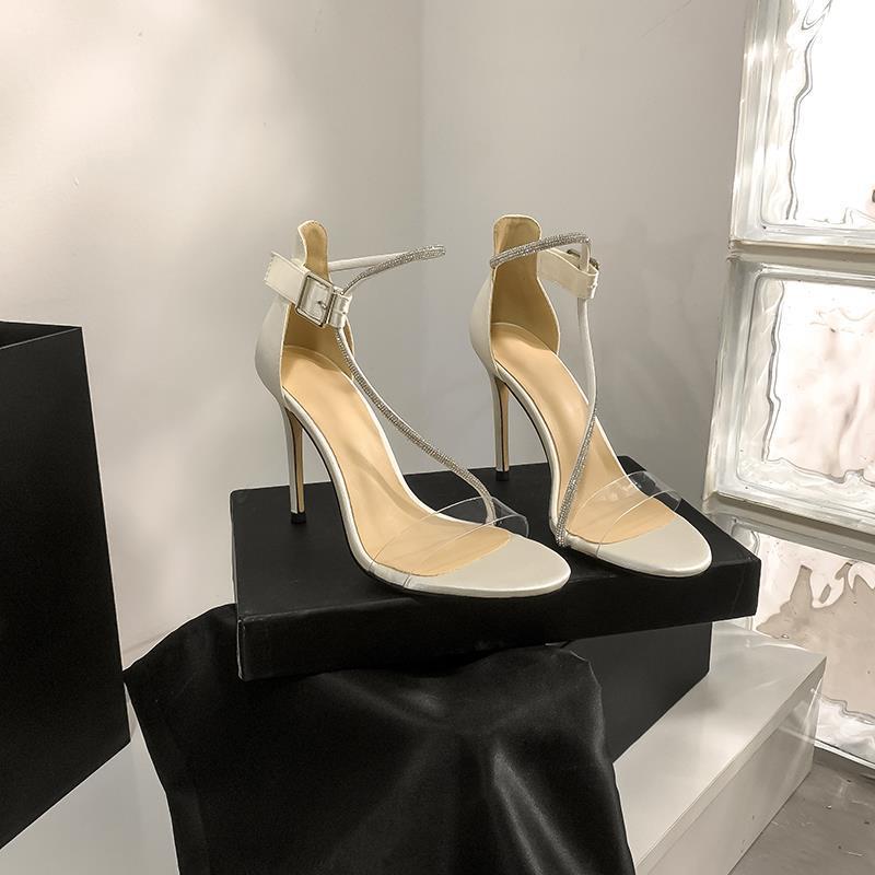 Sandálias de uma tira femininas 2025 novo verão cetim bico aberto transparente salto alto moda strass sapatos femininos