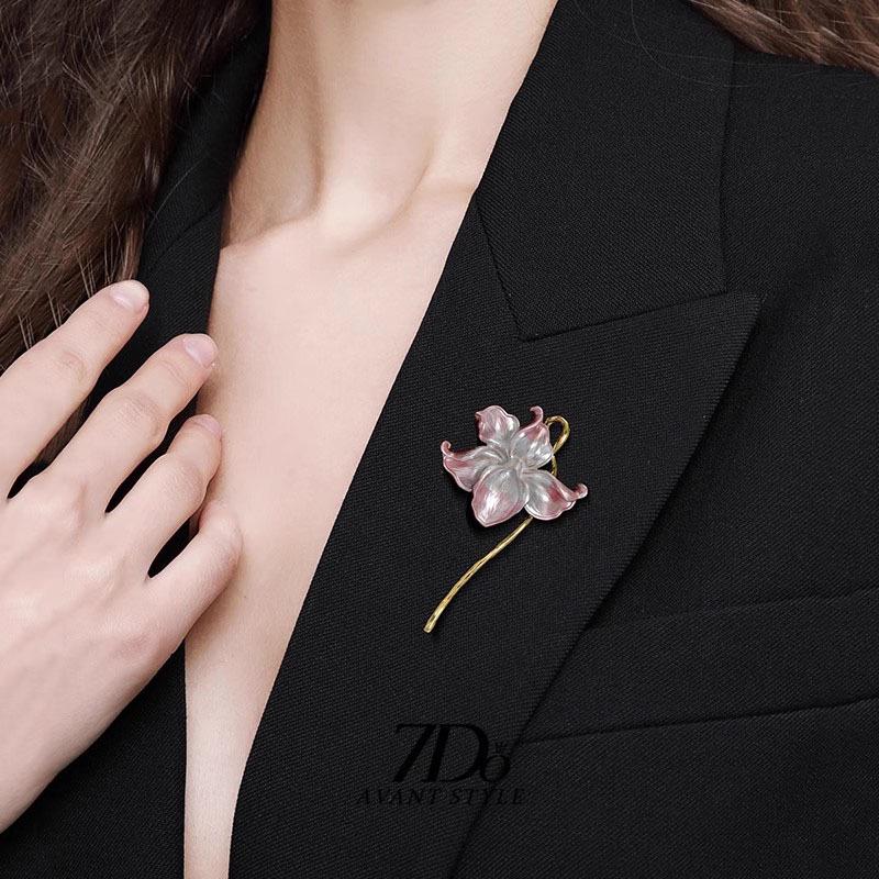Elegant Water Lily Enamel Brooch - High-End Women's Suit Accessory & Corsage