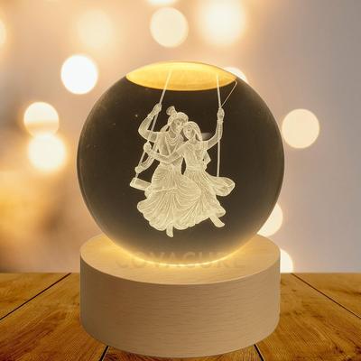 3D Radha Krishna Schommel Kristallen Bol Nachtlamp, Zonne-Radha Krishna Schommel Beeldje Kristallen Bol Nachtlampje, USB Tafel Kleurrijke LED Houten Basis Lamp