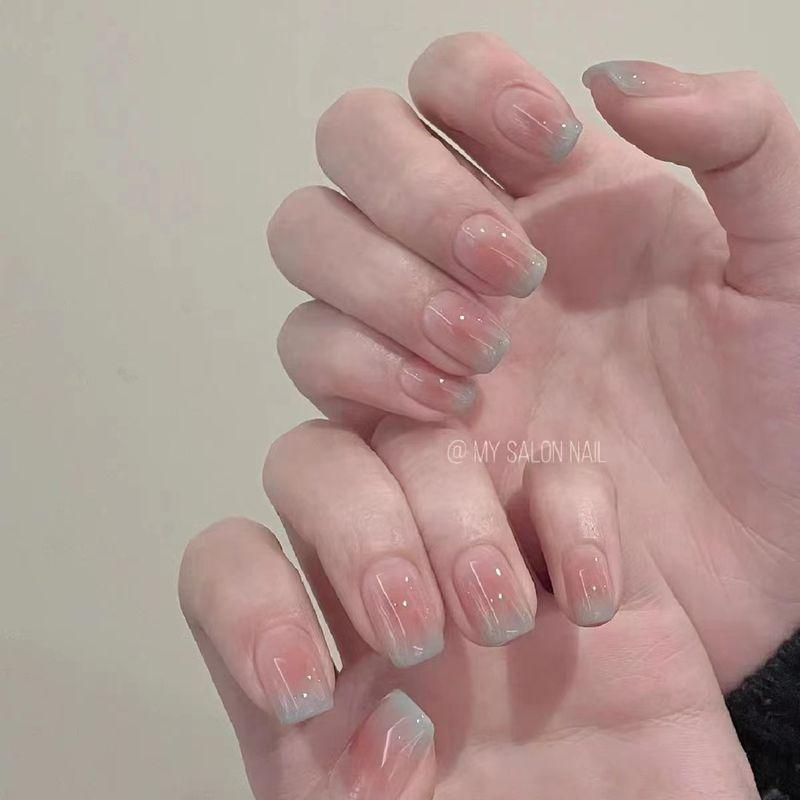 

2023 Новое поступление Наклейки для ногтей Короткие Свежие Румяна Французские Накладные Ногти Ручной работы Беременные женщины могут носить Броню XS short square blush gradient blue French