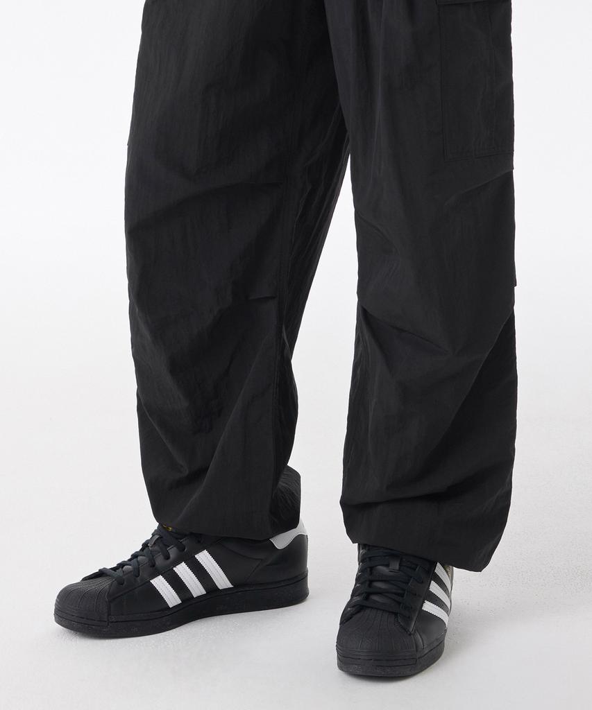 Musinsa Standard Nylon One-Tuck Parachute Cargo Pants [Black]