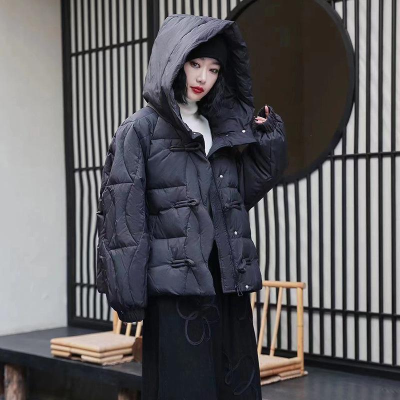 

New Guofeng short down jacket women s 2025 winter large size loose design feeling buckle warm hooded jacket tide L чорний