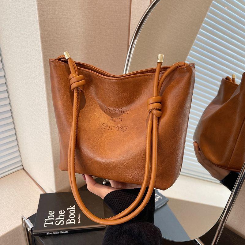 

Textured women s bag 2025 new solid color exquisite simple foreign style fashion shoulder versatile messenger small bag matte version коричневый