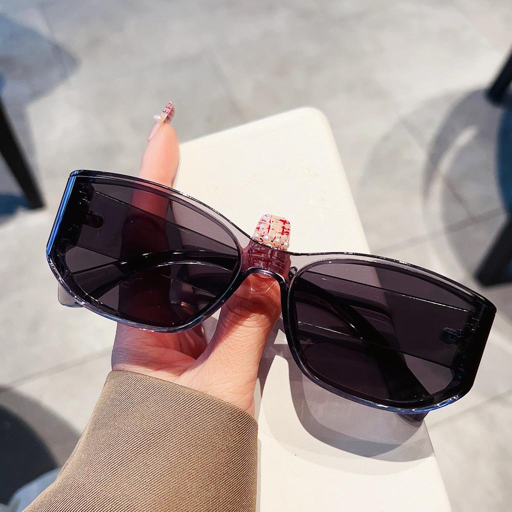 Fashion Vintage Sunglasses Women Men Luxury Designer Punk Rivet Shades Irregular Curved Surface Sun Glasses