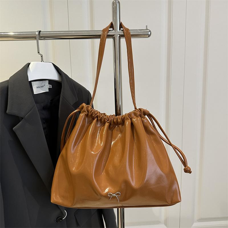 Drawstring pleated bucket bag women's tide large capacity autumn leisure shoulder versatile tote bag